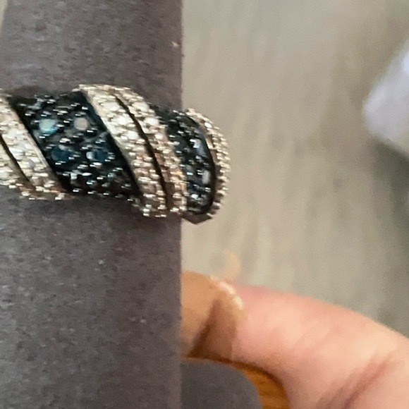 Swarovski’s gorgeous blue and white crystals placed diagonally on this ring - Picture 3 of 11